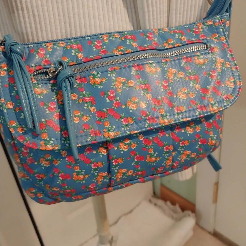 3359 Small Bueno Crossbody in Teal Blue Print.